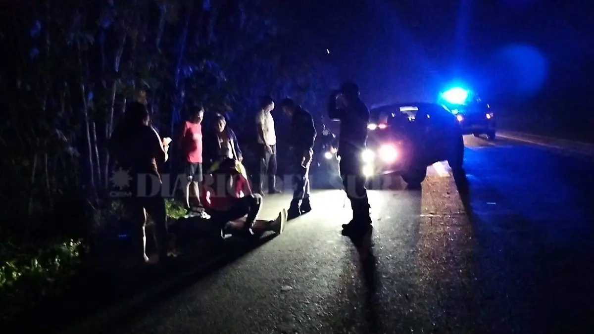 mujer lesionada en la carretera